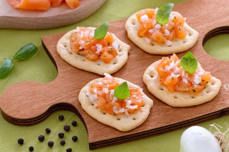 Flatbreads with salmon tartare and spring onion