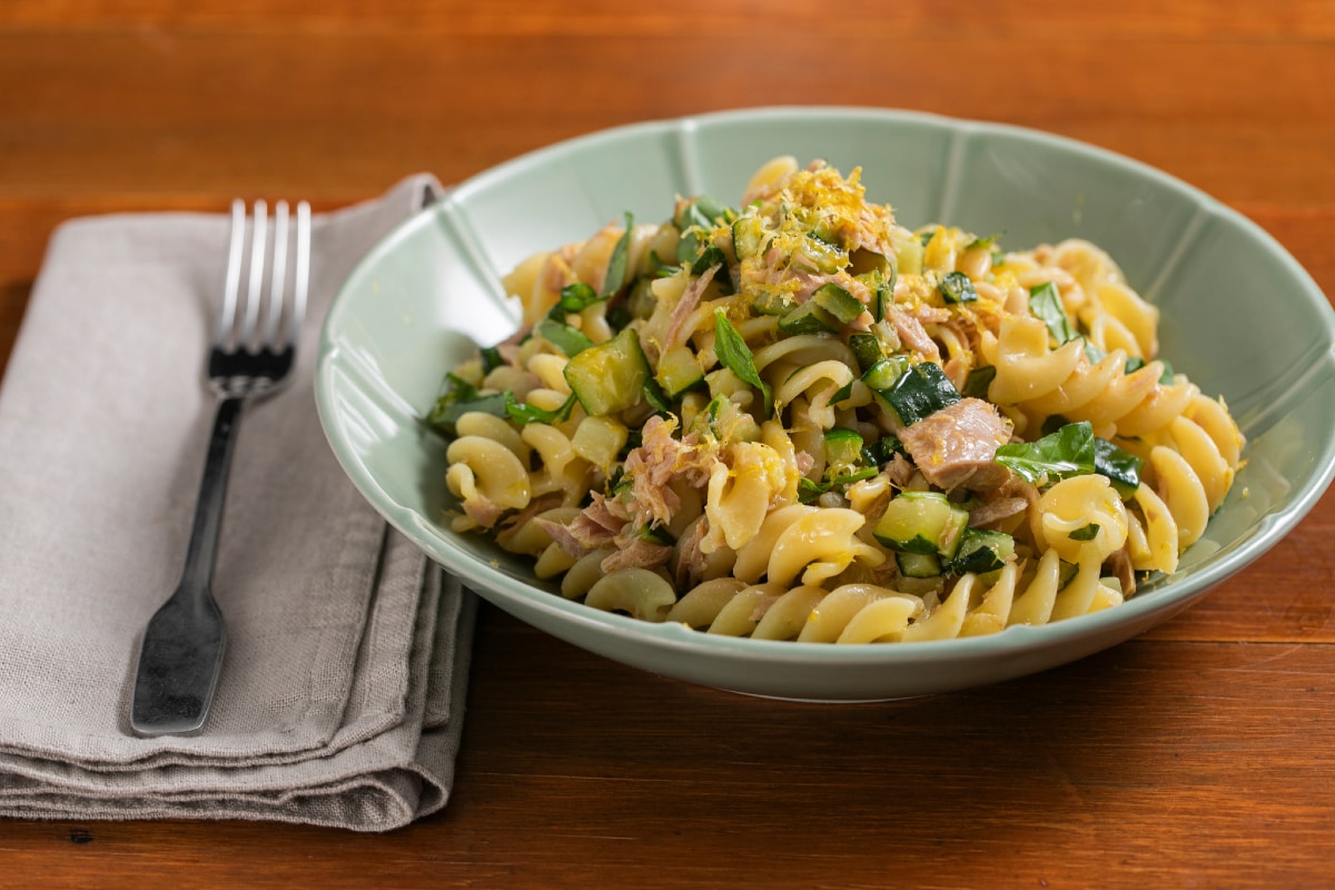 Cold pasta with tuna and zucchini