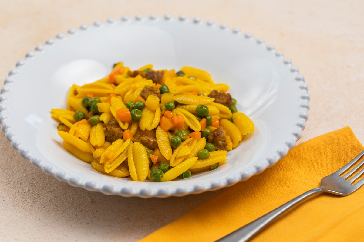 Malloreddus with vegetables, sausage and saffron