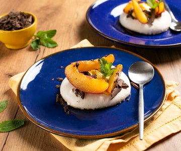 Meringue with Custard and Peaches
