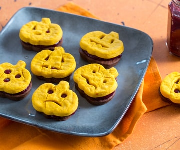 Two-tone cocoa and pumpkin cookies