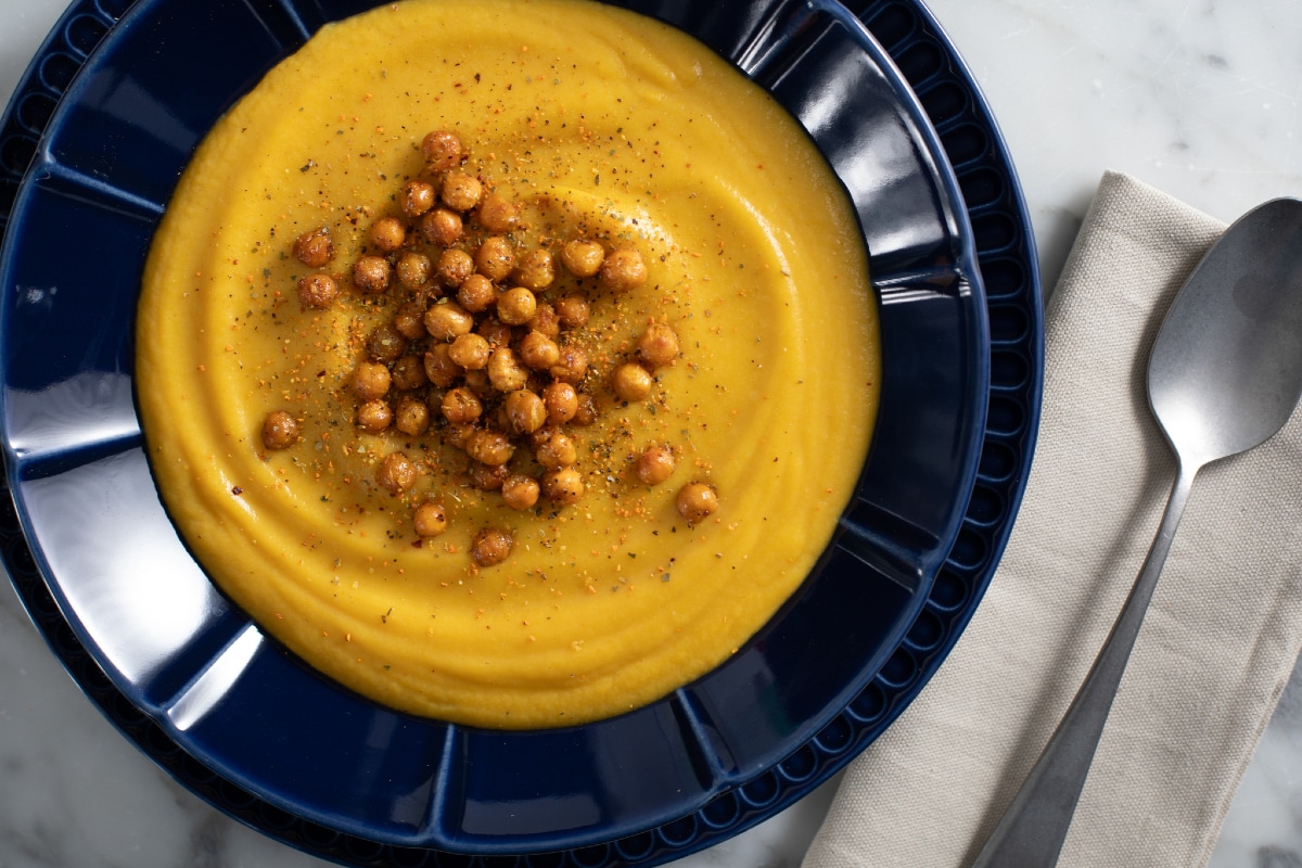 Cauliflower and turmeric soup with crispy chickpeas
