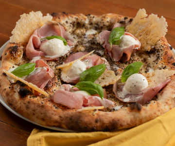 Pizza with truffle cream and ham