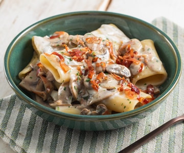 Pasta with mushrooms and speck