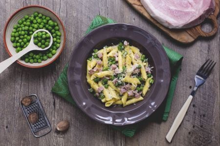 Garganelli with cream, ham and peas