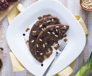 Liver with balsamic vinegar, pine nuts, and raisins