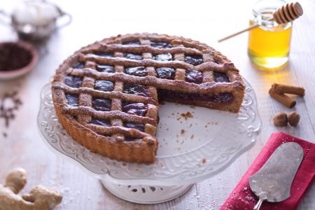 Spiced tart with strawberry jam