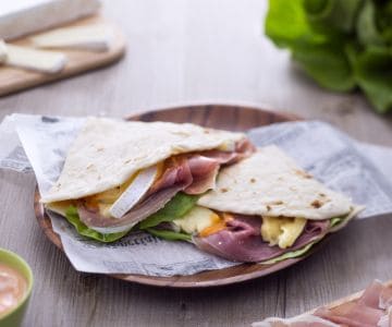 Flatbread with prosciutto, brie, lettuce and cocktail sauce
