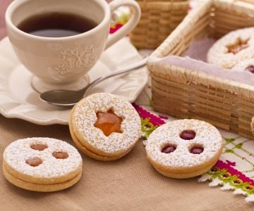 Tyrolean cookies with strawberry jam