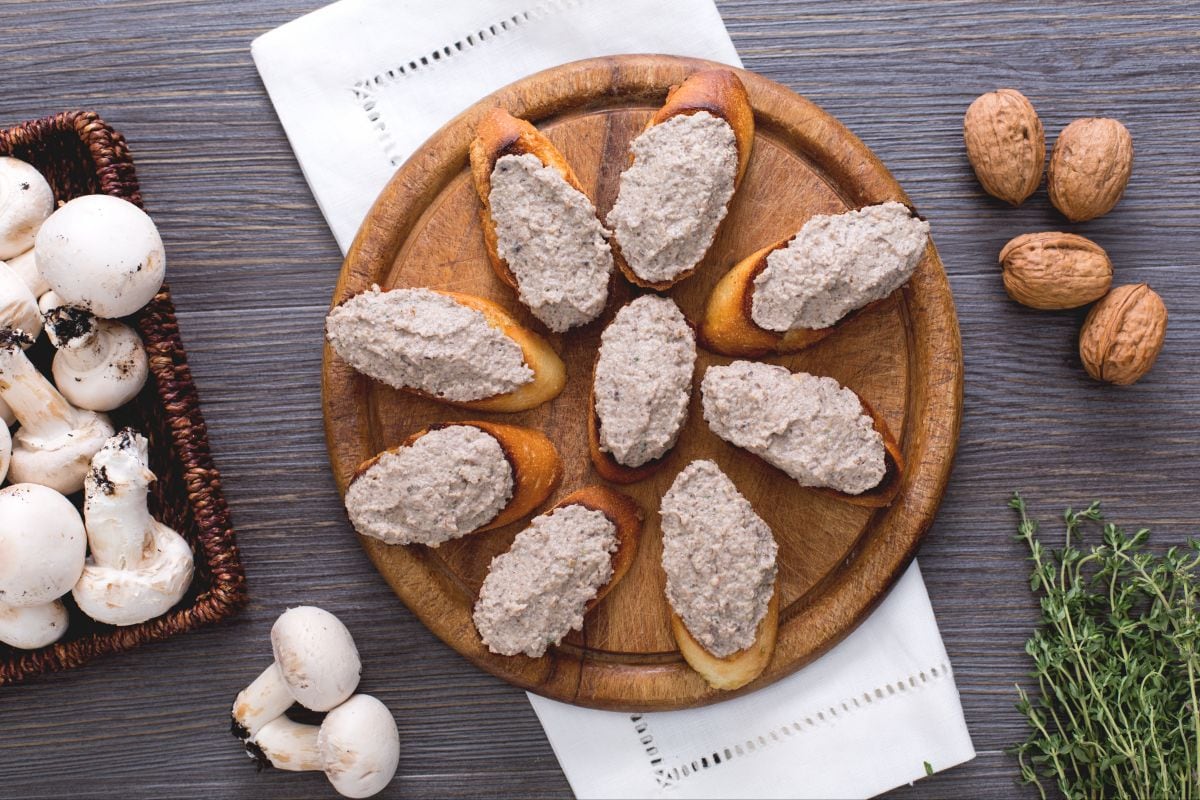 Crostini with Champignon Mushroom Pâté