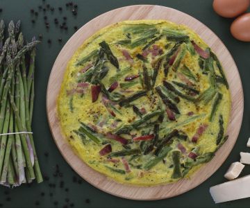 Omelette with wild asparagus and speck