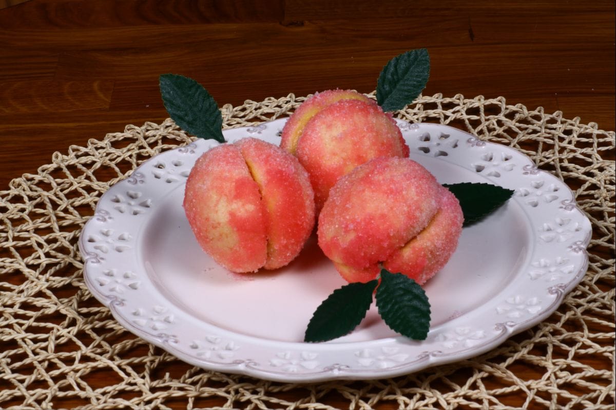 Fake peaches with alchermes