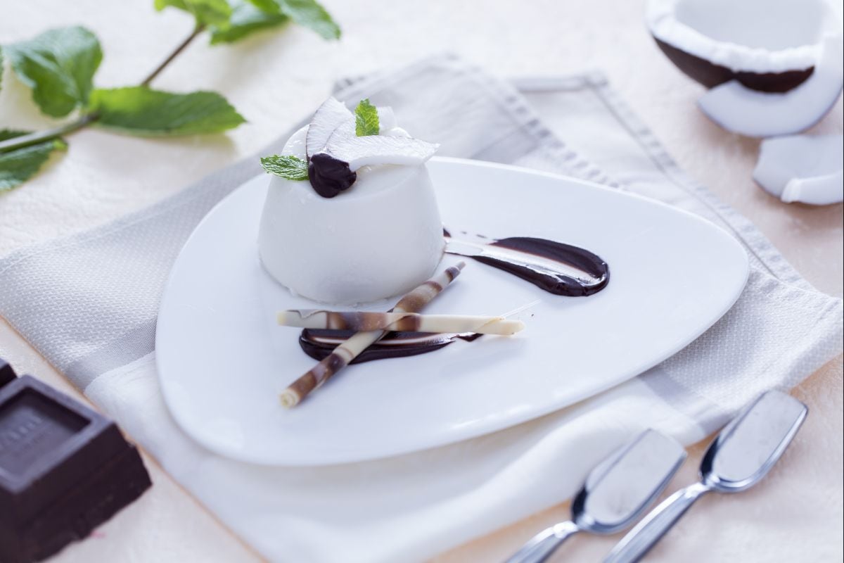 Coconut panna cotta with chocolate sauce