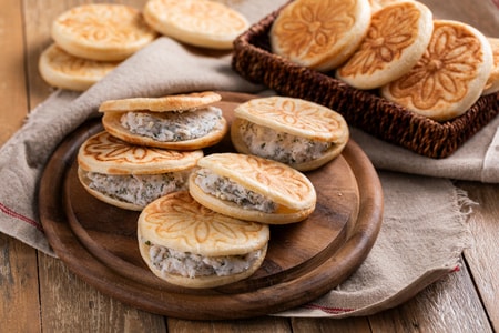 Crescentine (or tigelle) with cunza