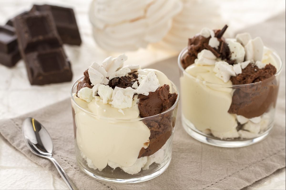 Mascarpone cup with chocolate and meringues