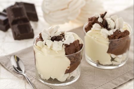 Mascarpone cup with chocolate and meringues