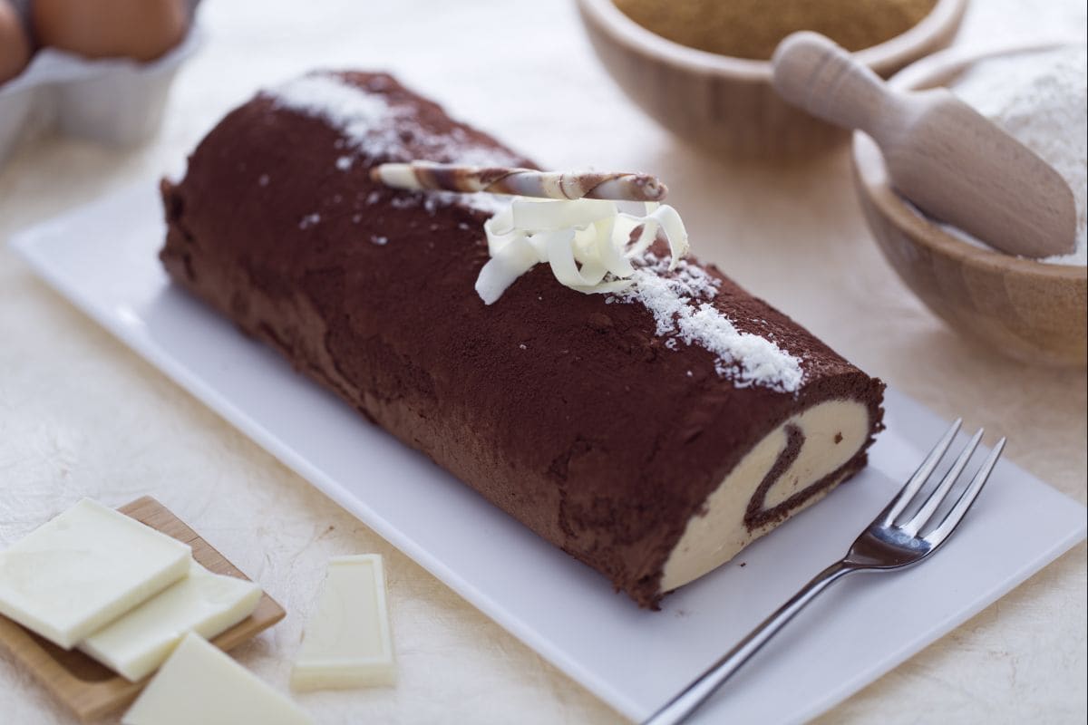 Cocoa roll with white chocolate cream