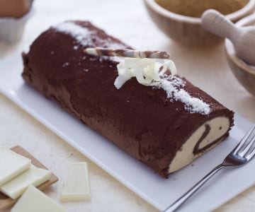 Cocoa roll with white chocolate cream