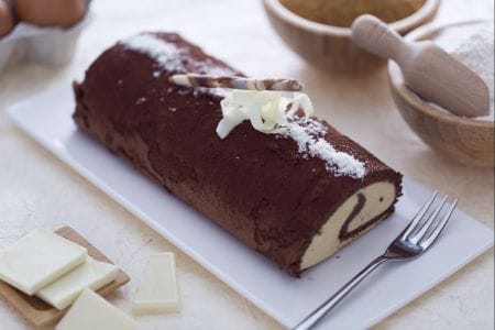 Cocoa roll with white chocolate cream