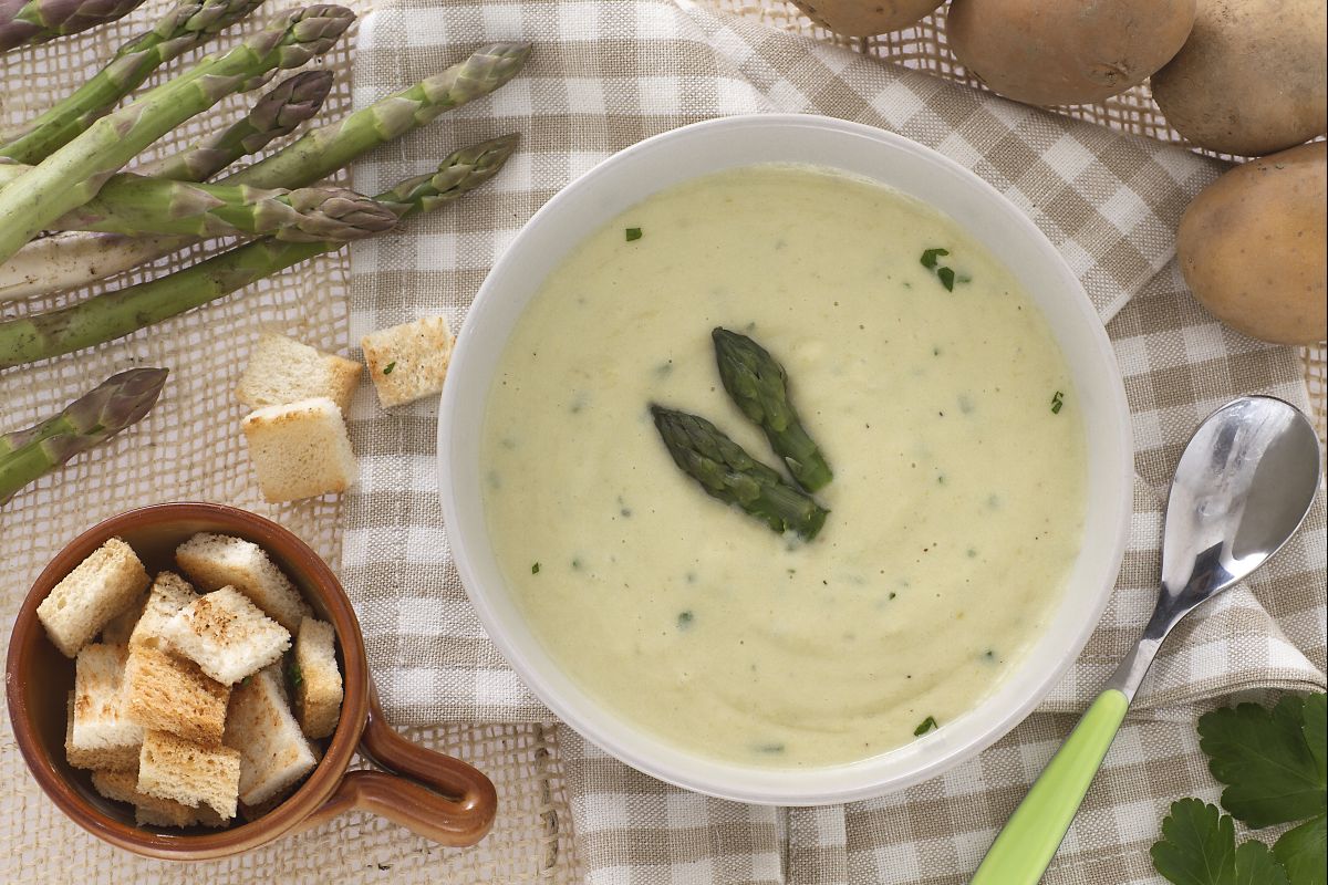 Cream of asparagus and potatoes with croutons