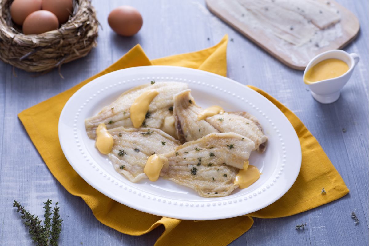 Plaice with Hollandaise sauce