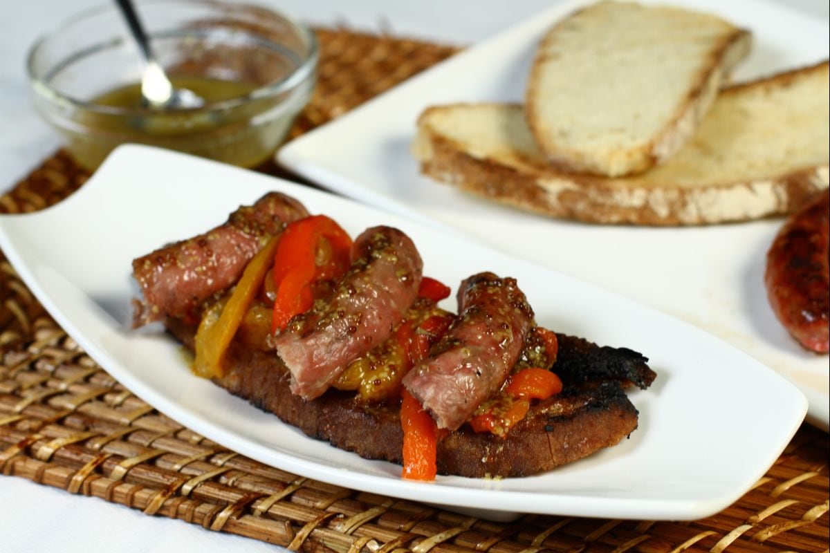 Toast with luganega and smoked peppers easy to prepare