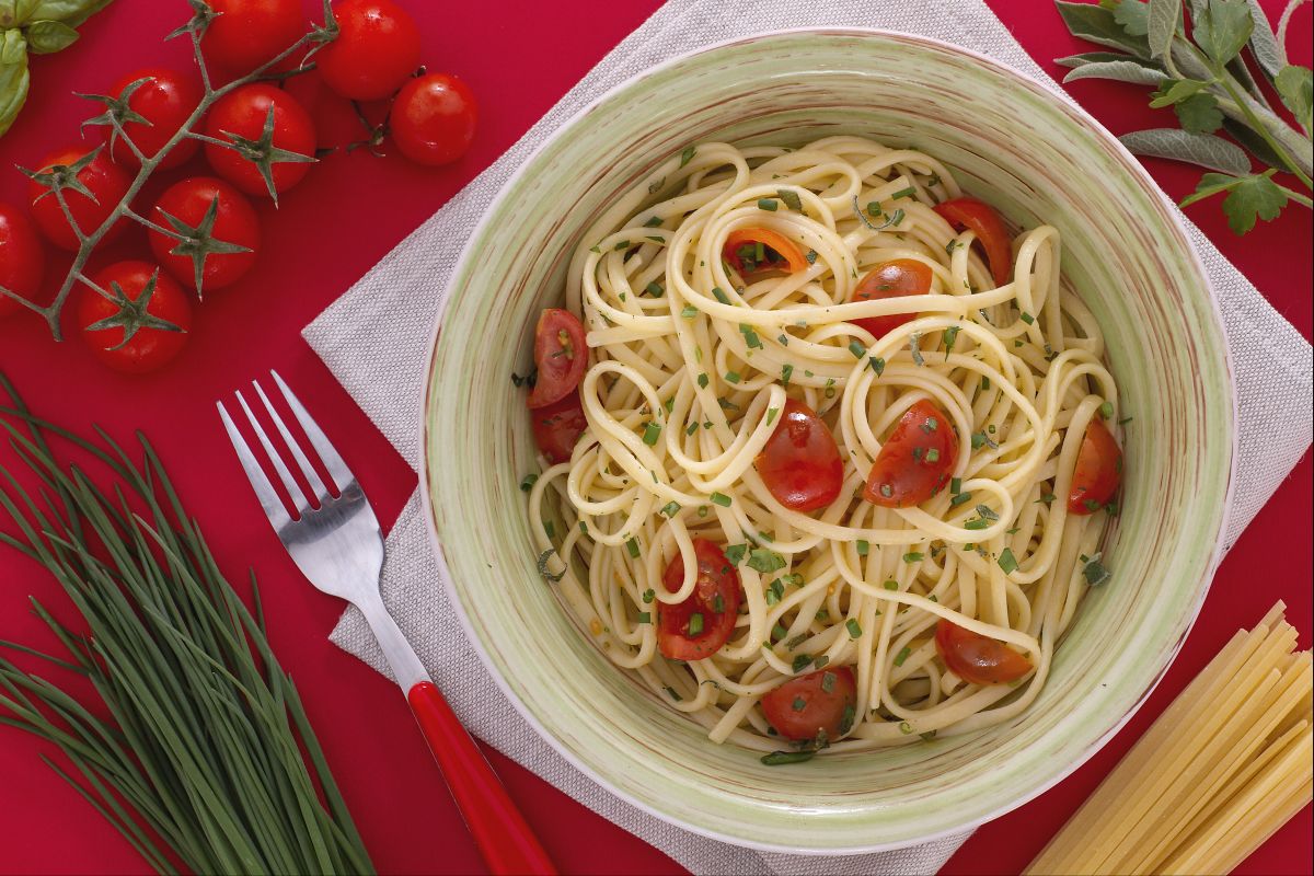Linguine with mixed herbs, cherry tomatoes and spicy oil