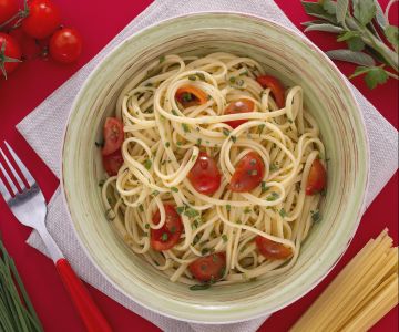 Linguine with mixed herbs, cherry tomatoes and spicy oil