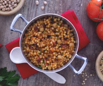Fregola with chickpeas and bacon