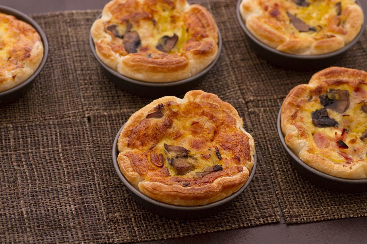 Mini quiches with mushrooms, leeks and ham
