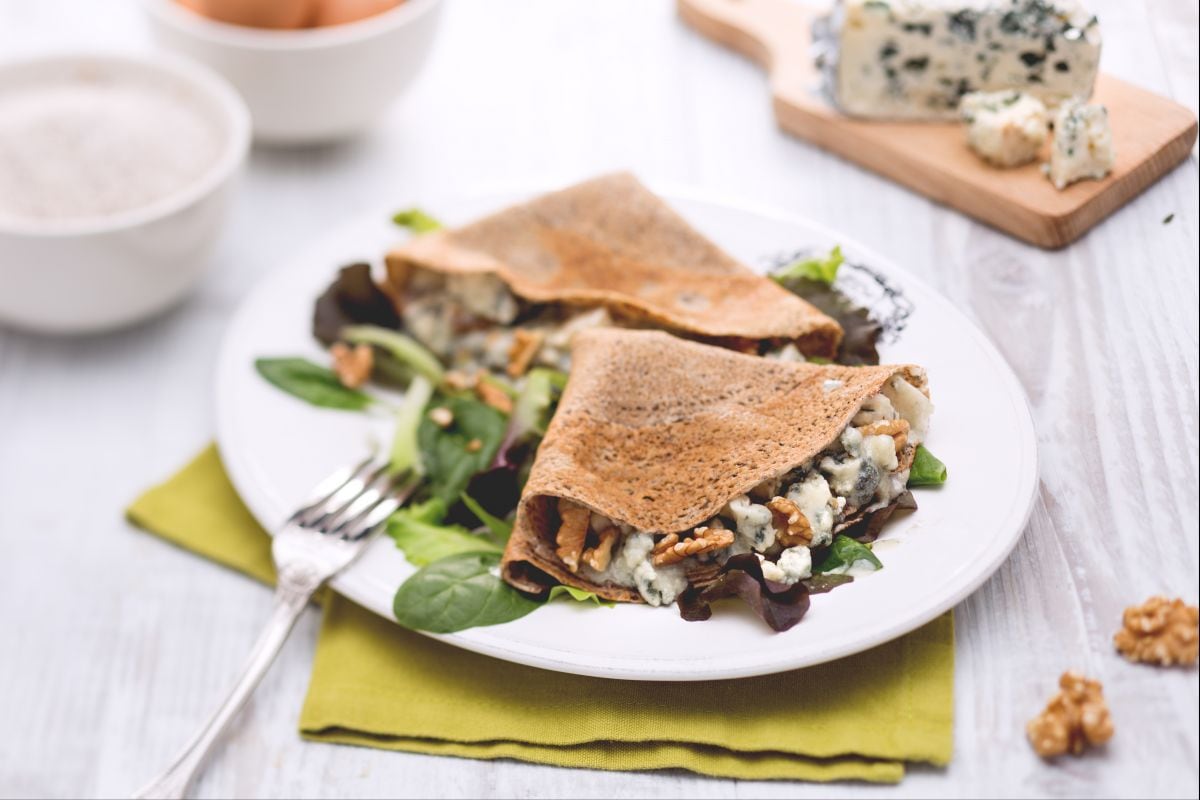 Crepe with Roquefort and walnuts