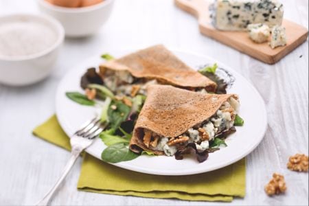 Crepe with Roquefort and walnuts