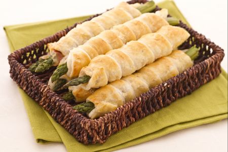 Asparagus in puff pastry with prosciutto
