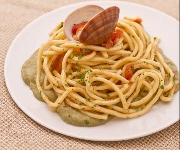Bigoli with clams on a bed of artichoke cream