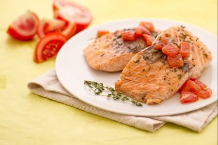 Salmon fillet with tomatoes and thyme