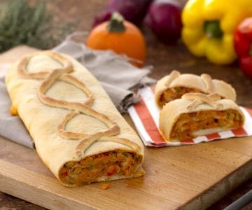 Bread dough strudel with vegetables and robiola