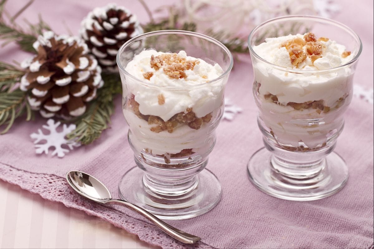 Cups with candied chestnuts and meringues