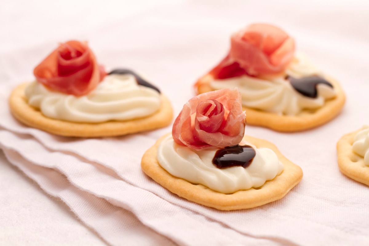 Flatbreads with squacquerone cream and culatello