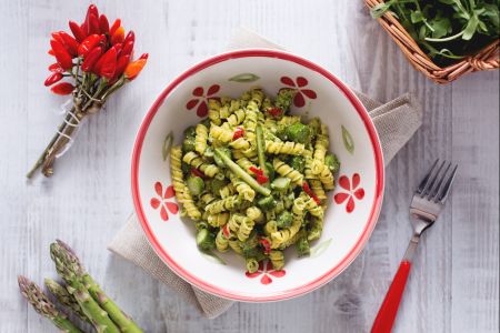 Pasta with arugula pesto and asparagus