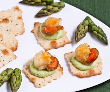 Puff pastries with olives, scallops, and asparagus cream