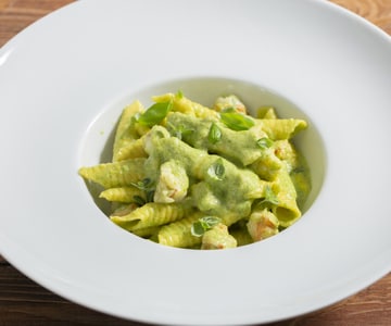 Garganelli with zucchini pesto and shrimps