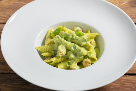 Garganelli with zucchini pesto and shrimps