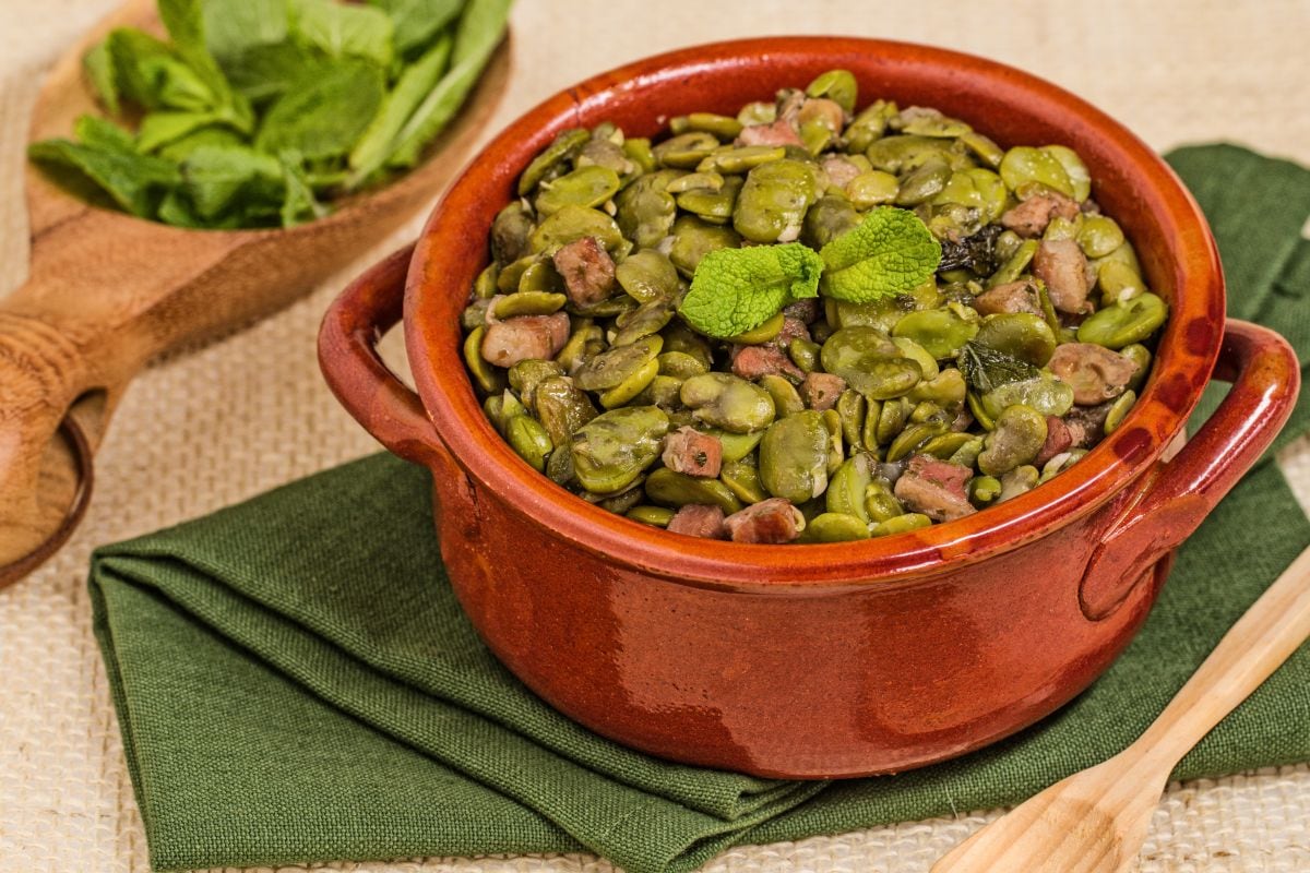 Broad beans with mint
