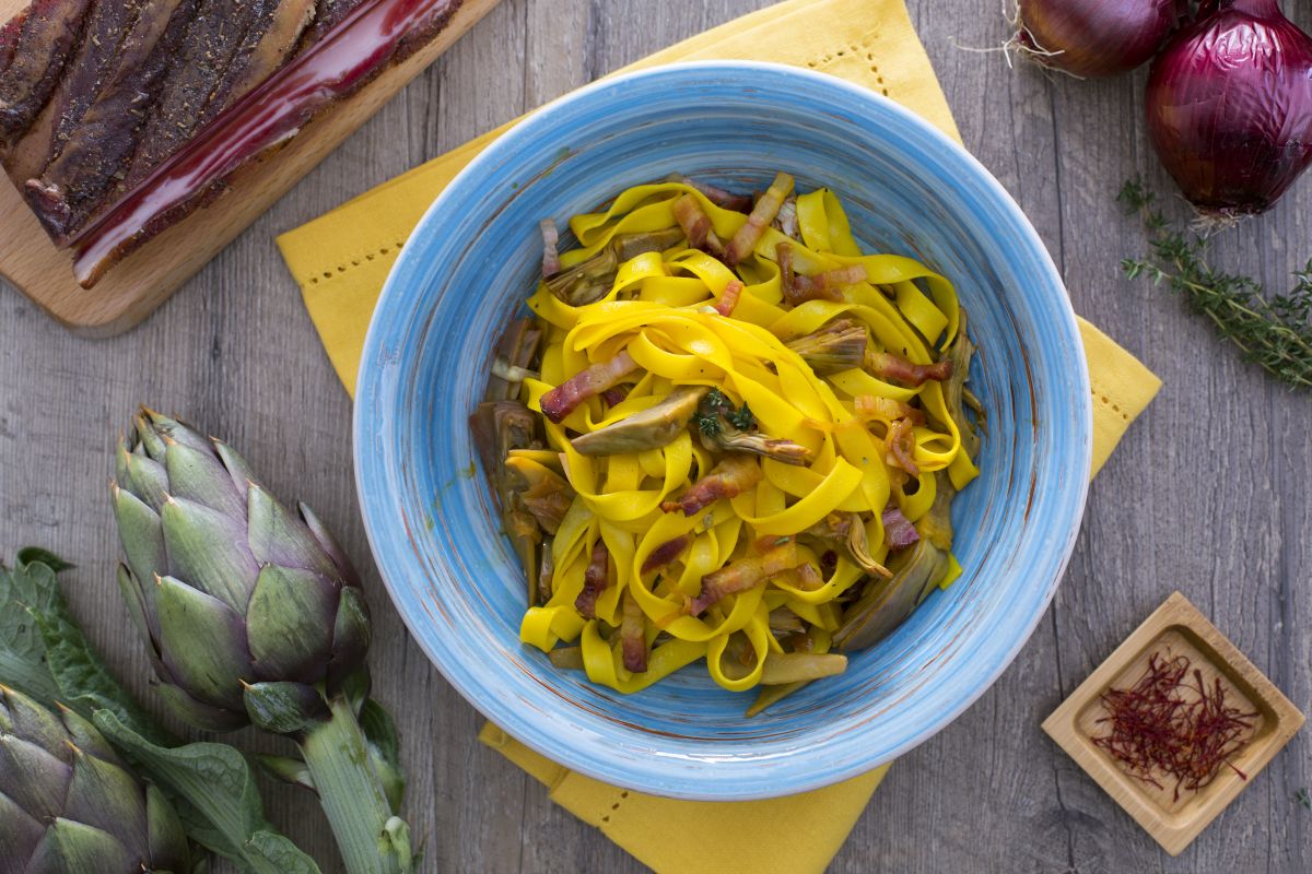 Fettuccine with artichokes and bacon