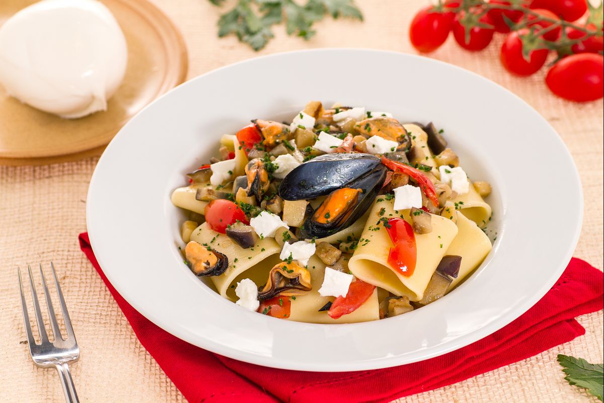 Paccheri with eggplants, mussels and buffalo mozzarella