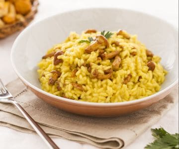 Yellow risotto with chanterelles