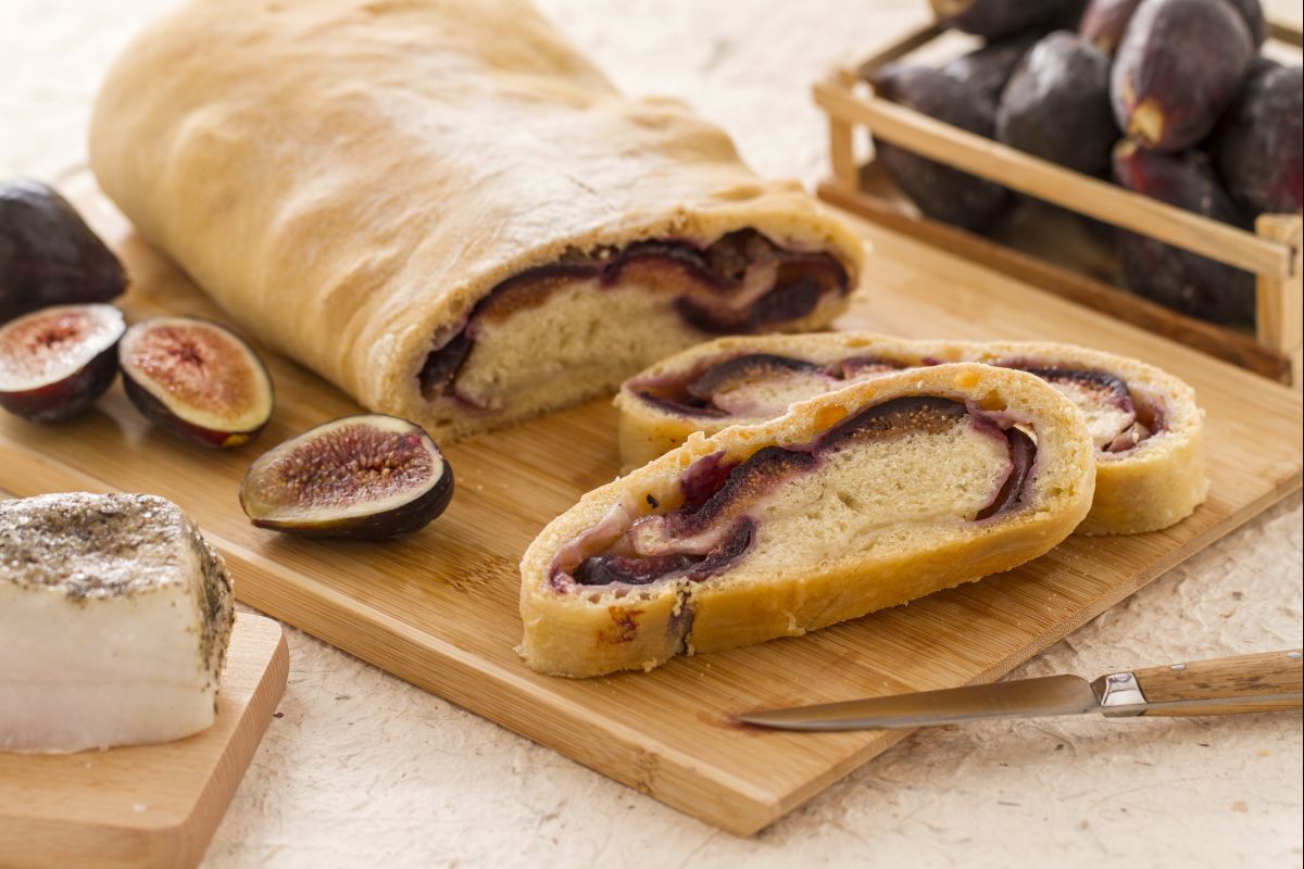 Bread filled with lard and figs