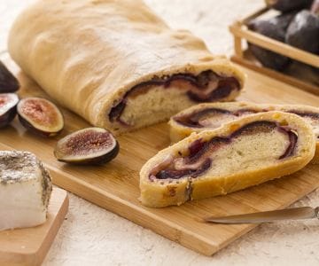 Bread filled with lard and figs