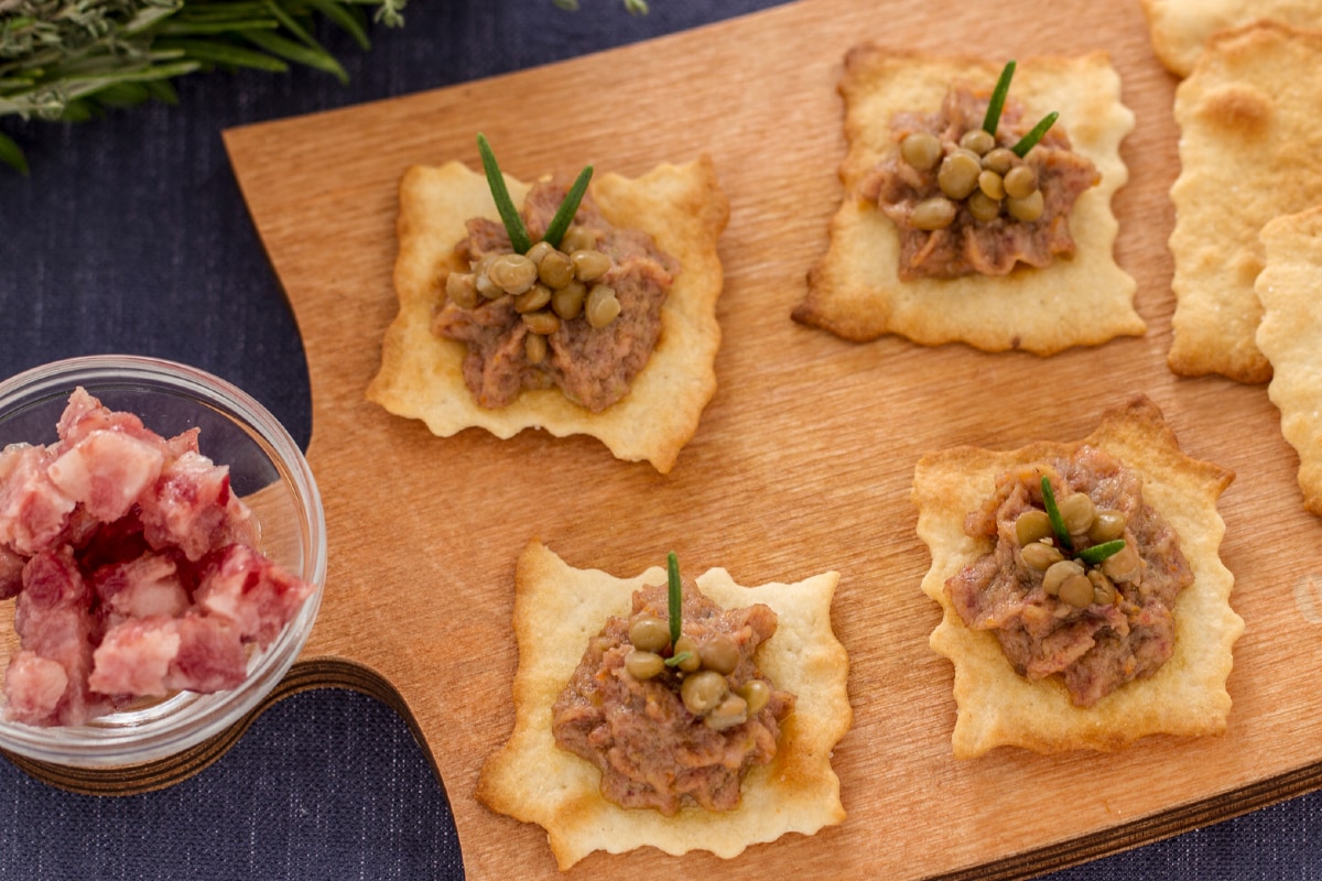 Puff pastries with lentil cream and cotechino