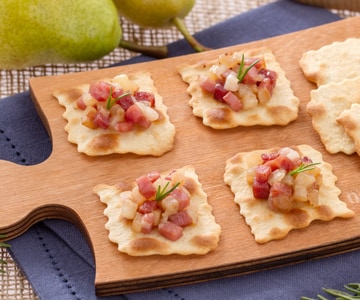 Classic puff pastries with pears and speck